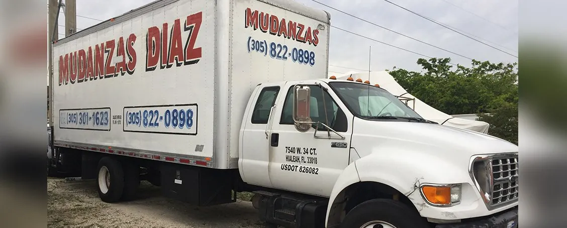 Mudanzas Diaz box truck with red company lettering